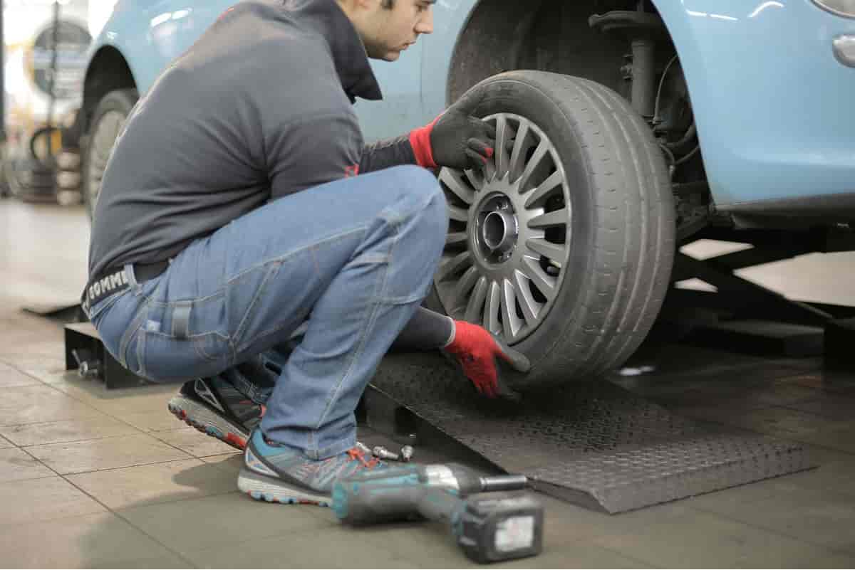 Kayseri oto kurtarma ve yol yardım ekibi araç arızası durumunda lastik değişimi yapıyor